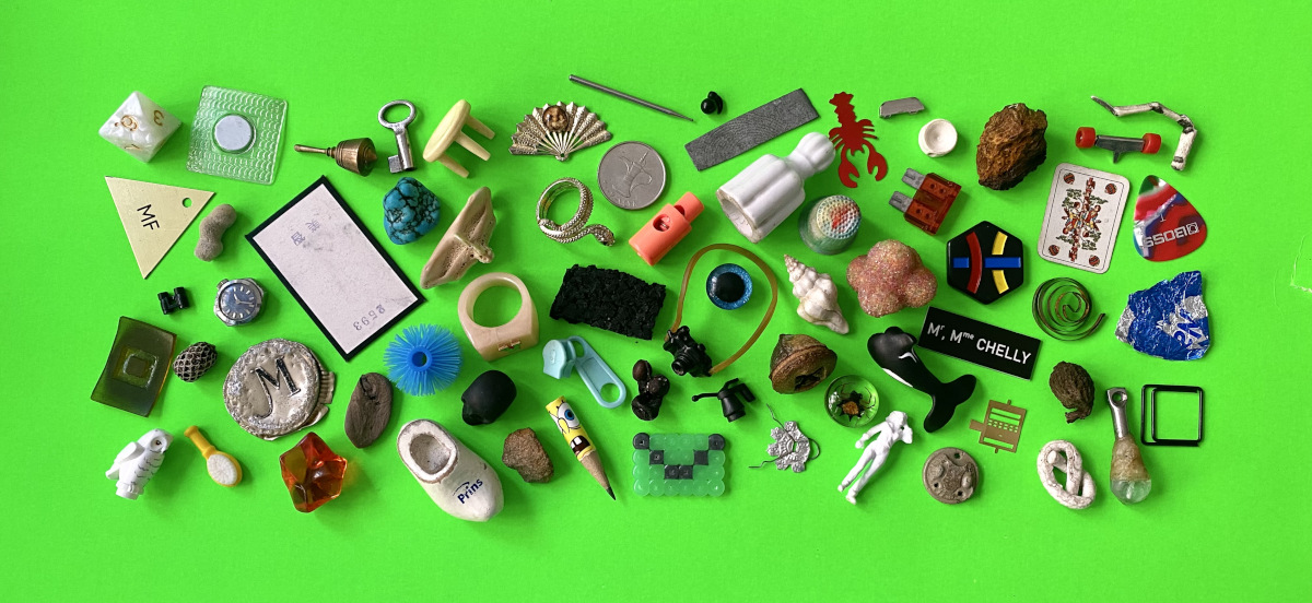 Auswahl an Fundstücken auf neon-grünem Hintergrund